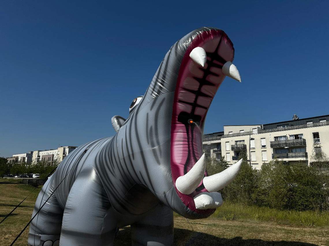 Brumisateur hippopotame gris avec la gueule grande ouverte on voit ses dent blanche pointu 