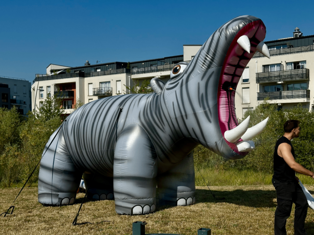 Brumisateur hippopotame gris avec la gueule grande ouverte on voit ses dent blanche pointu 