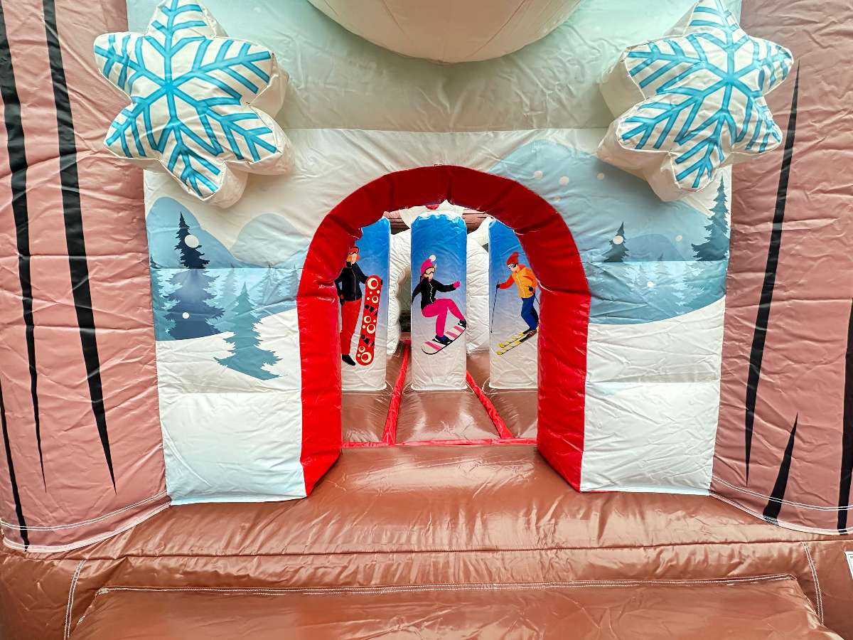 l'entrée de la structure gonflable avec des flocons gonflable de chaque coté 