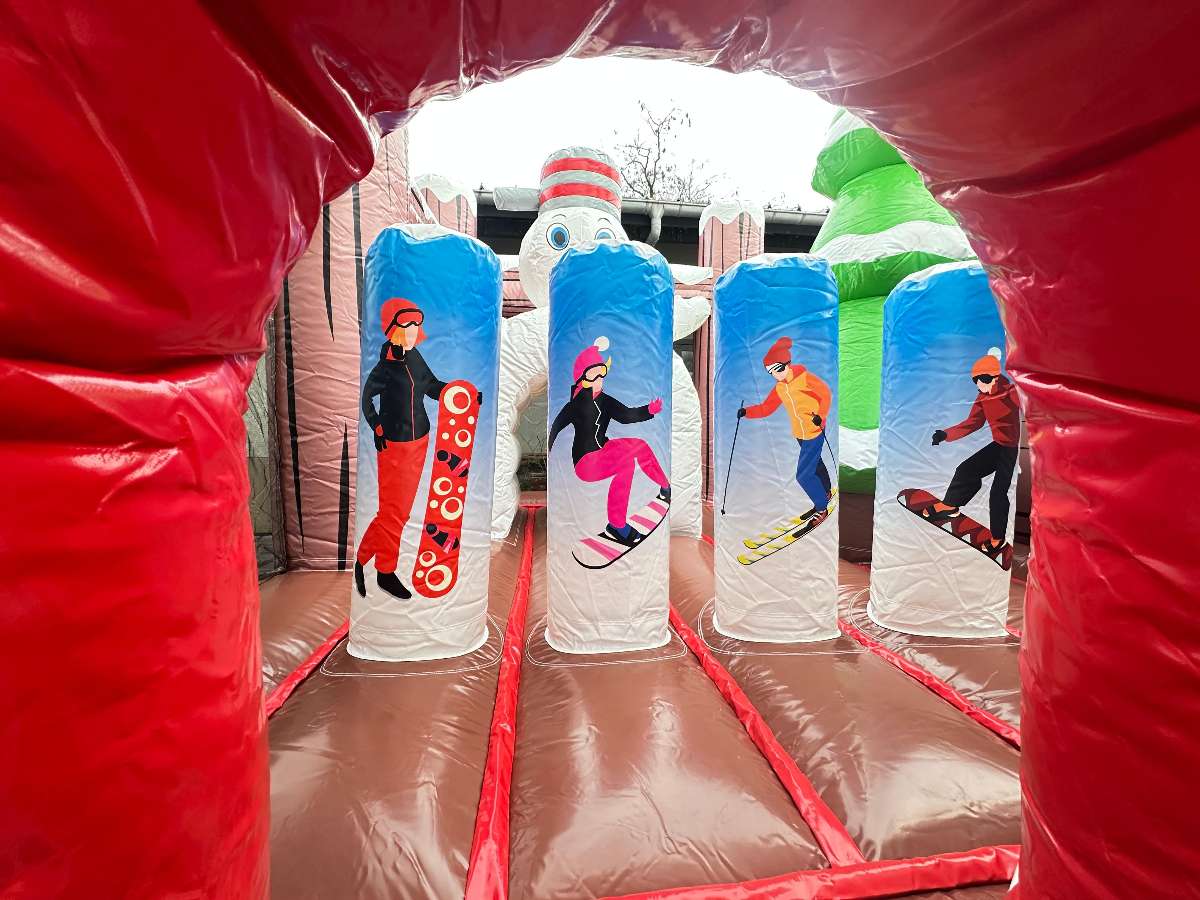 obstacle du château gonflable que l'on voit a travers l'entrée 