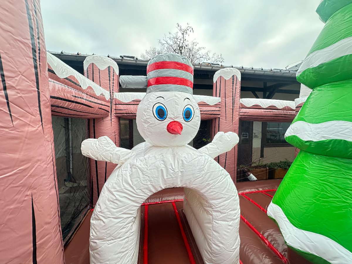 un obstacle tunnel blanc en forme de bonhomme de neige 