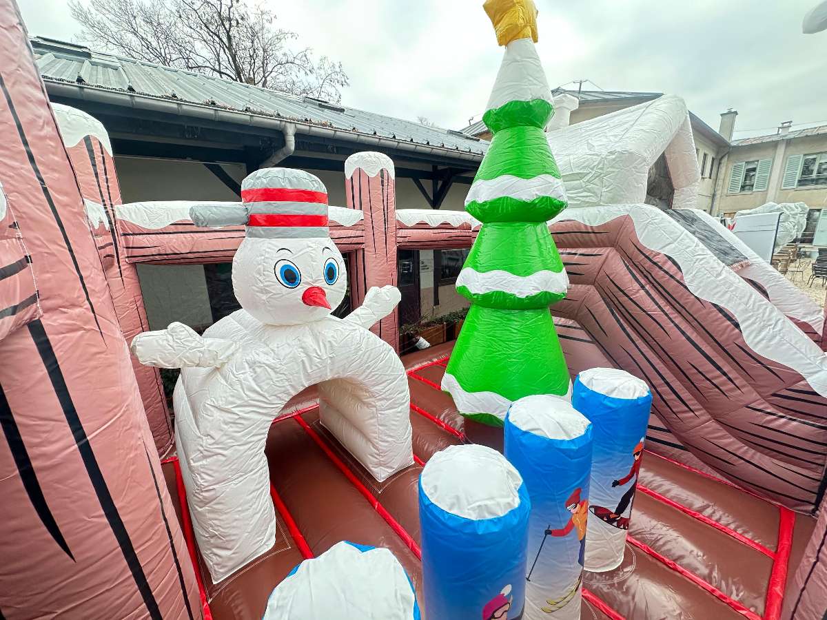 vue d'ensemble des obstacle interne a la structure gonflable bonhomme de neige 