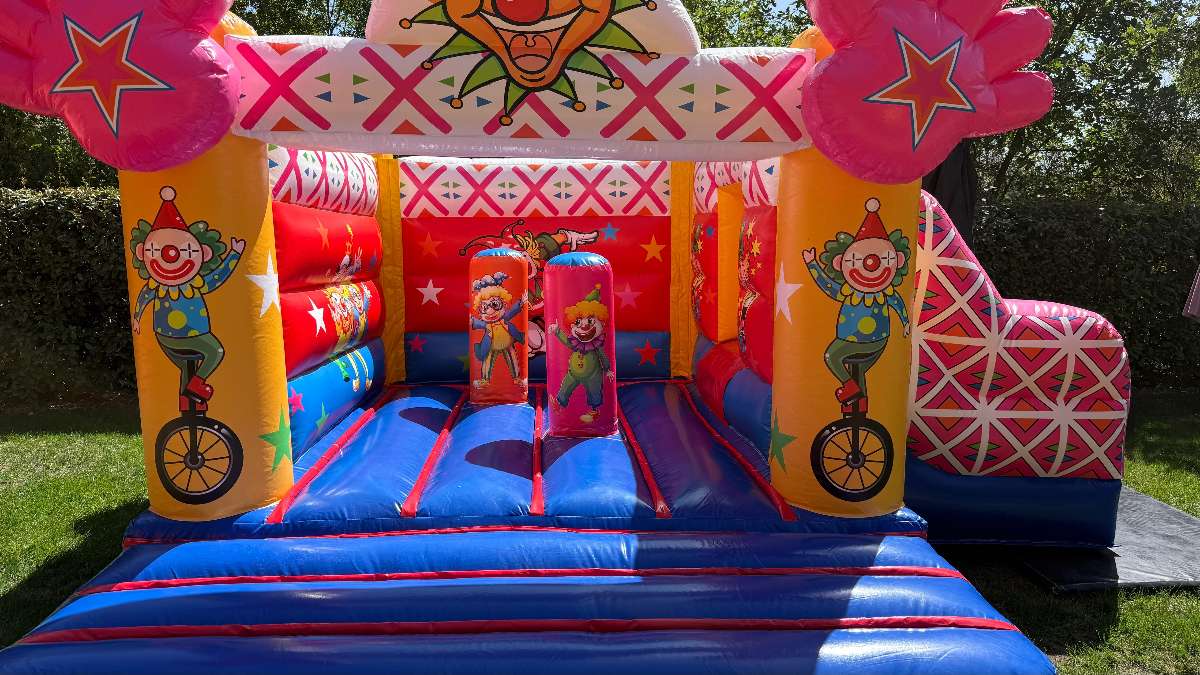 vue rapproché du château cirque avec deux obstacles gonflables
