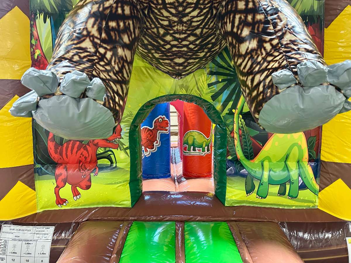 l'entrée de la strcutre gonflable dinosaure