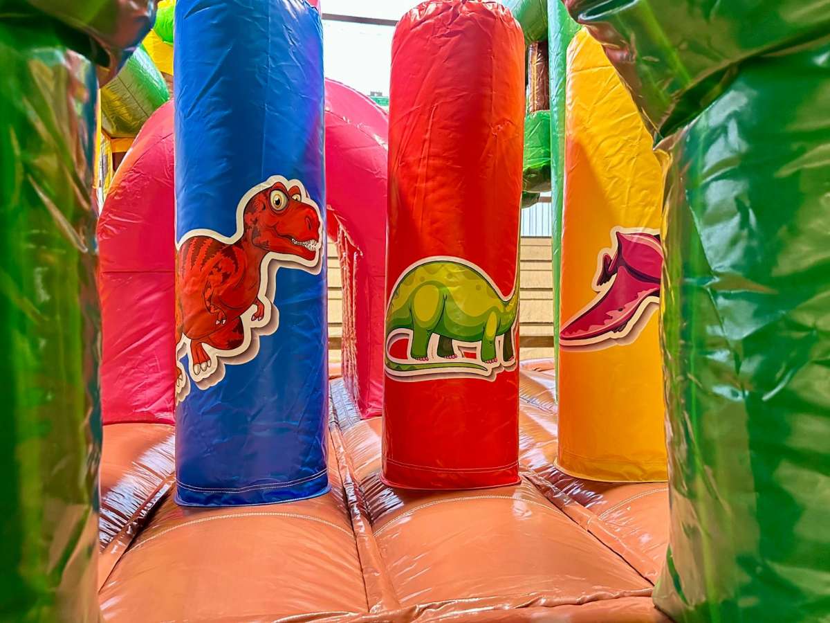 trois obstacle bleu rouge et jaune avec des dinosaure différents sur chacun