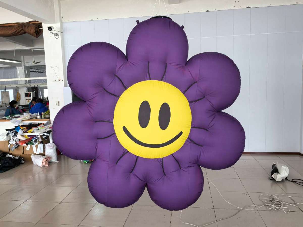  fleur gonflable violette avec smiley jaune 