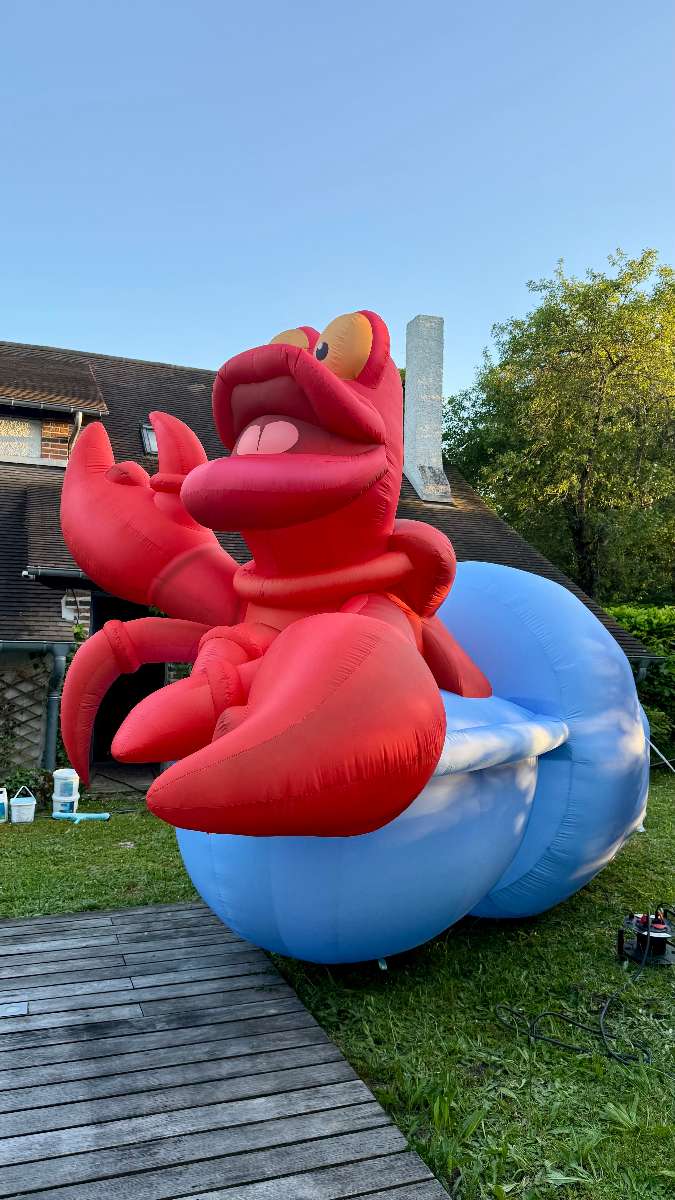 décoration Homard rouge et bleu clair de 3 mètres de haut gonflable sur le thème de la plage vue de près