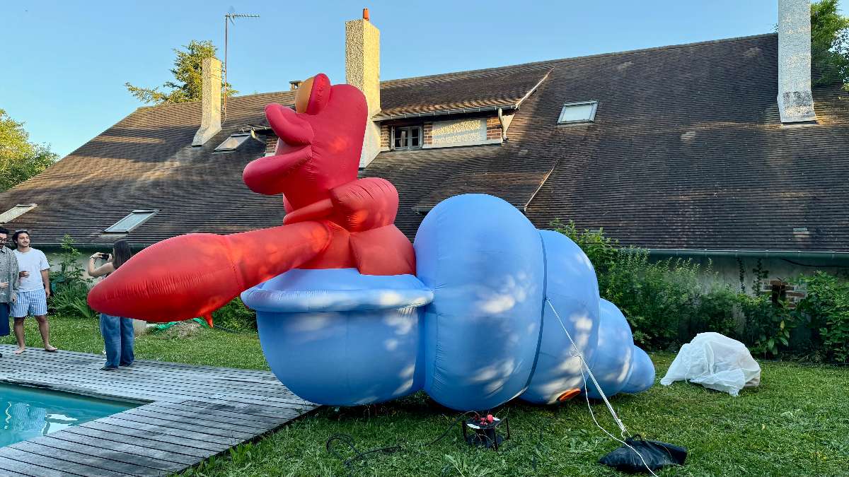 décoration Homard rouge et bleu clair de 3 mètres de haut gonflable sur le thème de la plage vue de profil