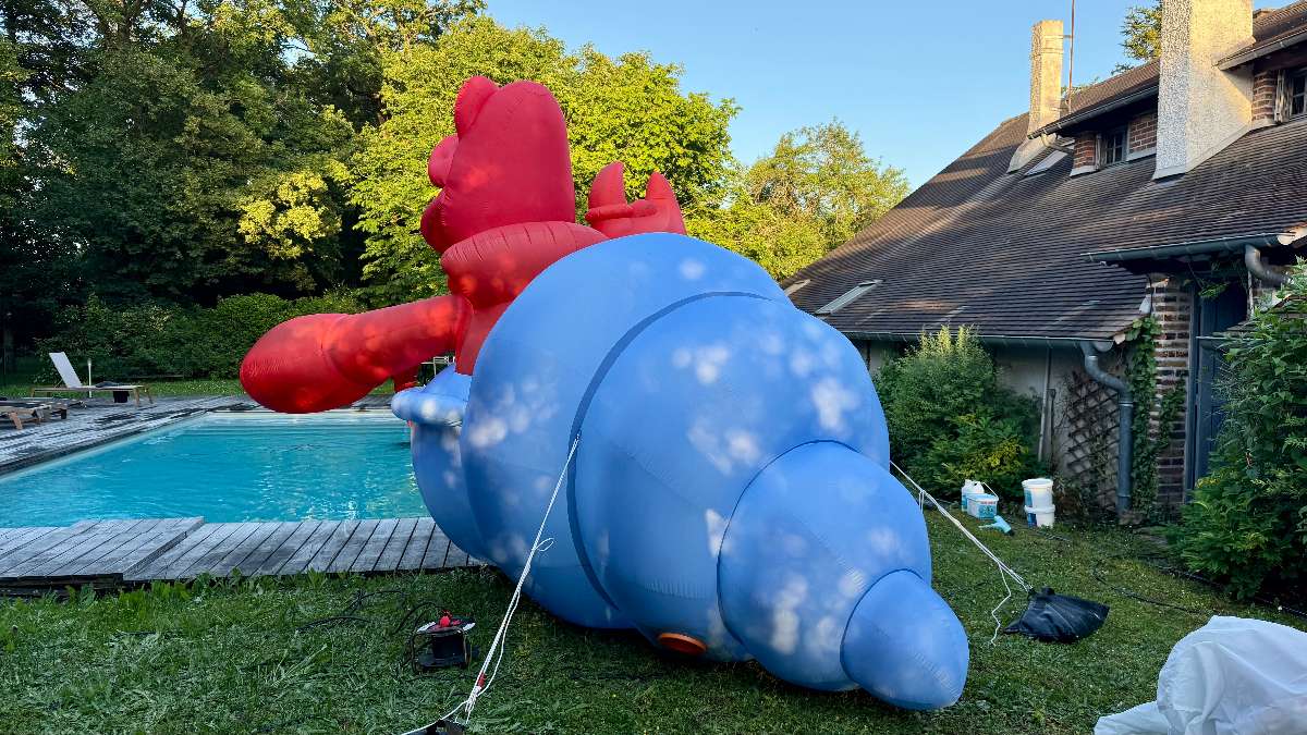 décoration Homard rouge et bleu clair de 3 mètres de haut gonflable sur le thème de la plage vue de dos