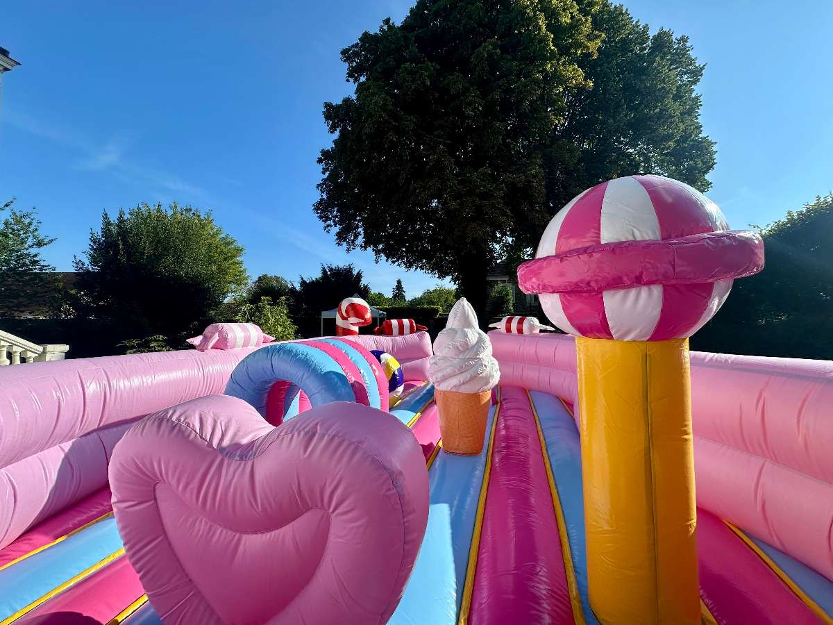 glace gonflable avec des bonbons rose et banc avec un tunnel rose et bleu vue de l'intérieur