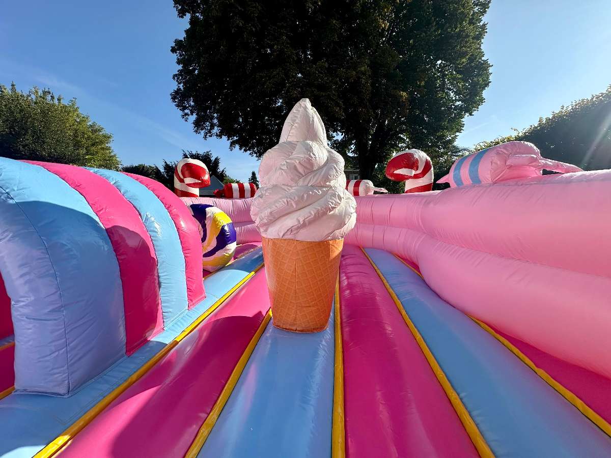 cornet de glace avec un cône jaune gonflable a l'intérieur du château gonflable ile aux bonbons