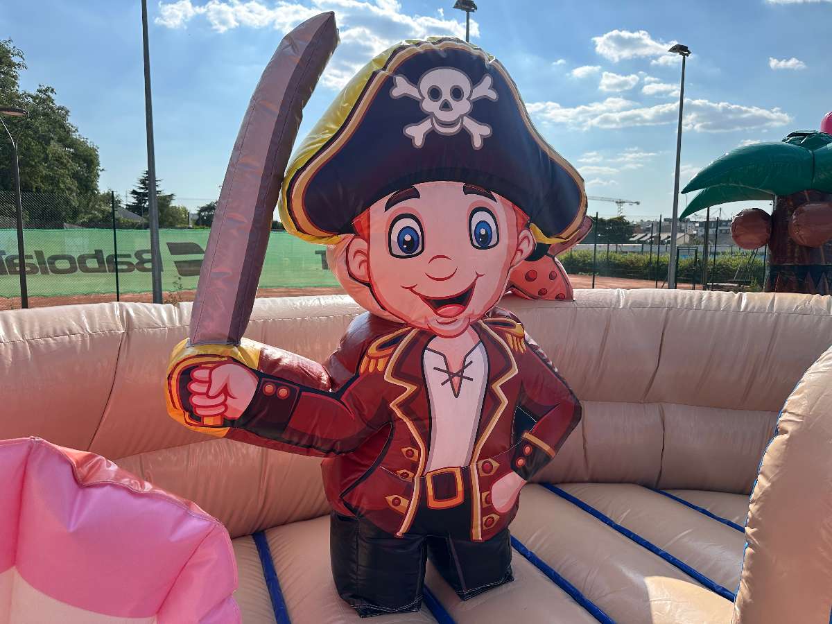 pirate gonflables avec une épée gonflables
