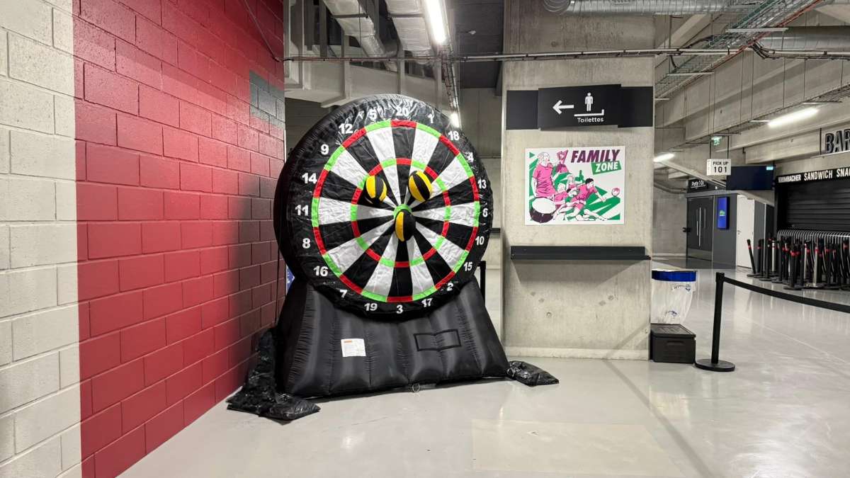 La structure, de couleur noire avec une cible numérotée blanche, rouge et verte, mesure environ 2,5 mètres de haut.