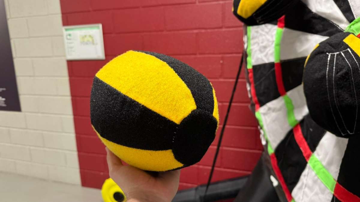 ballon velcro rugby dans une main