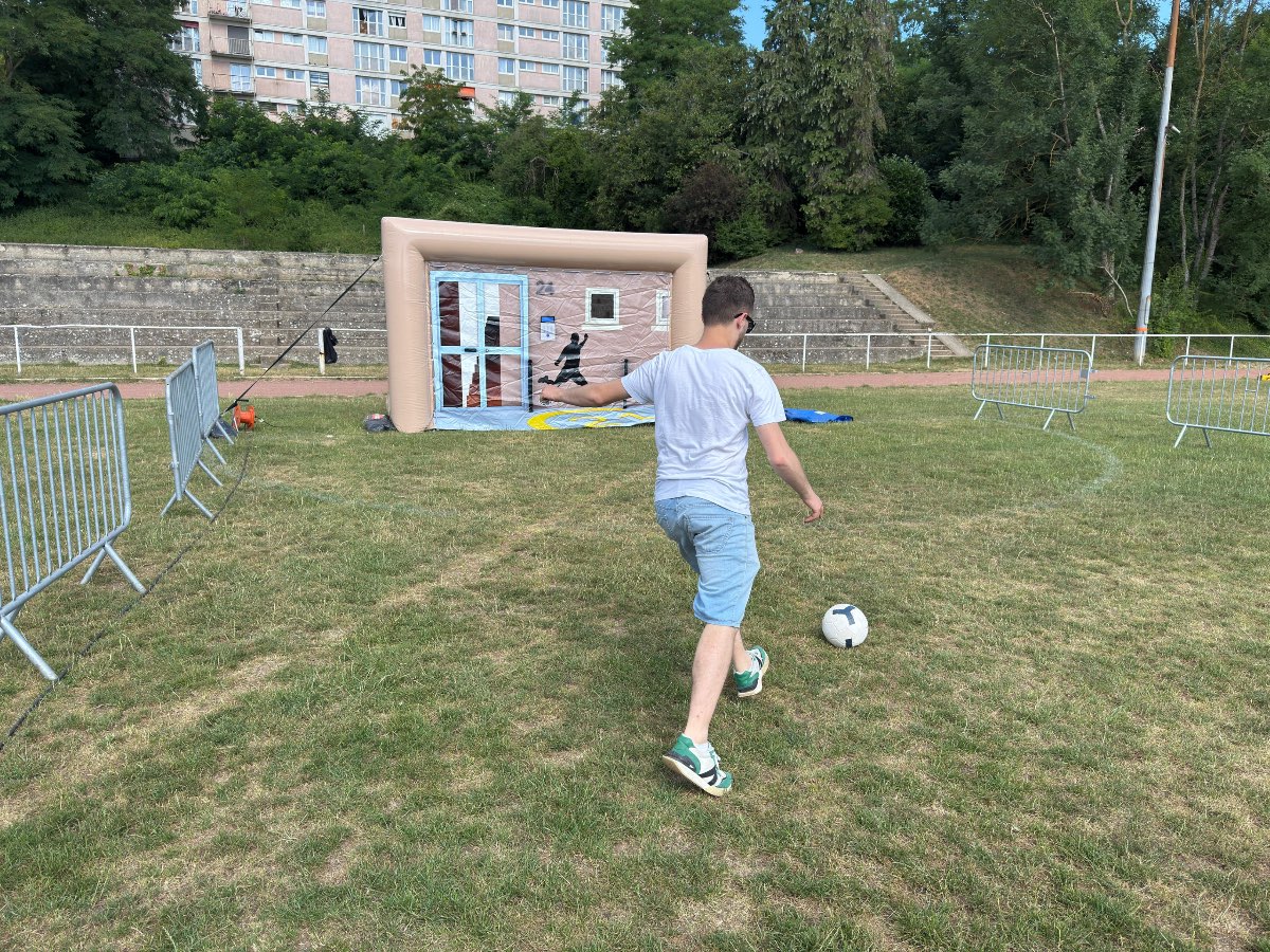 Une personne tente de tirer à travers la fenêtre noir d’Evry dans un parc