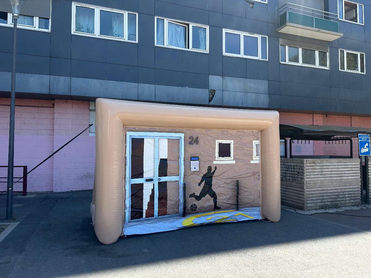 Lucarne d’Evry beige avec une toile imprimé représentant un bâtiment avec une fenêtre noir ouverte devant un immeuble