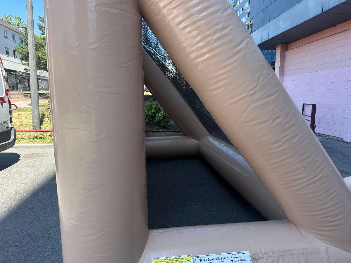 l'intérieur vue par un coté de la structure gonflable D'Evry pour récupérer les ballons