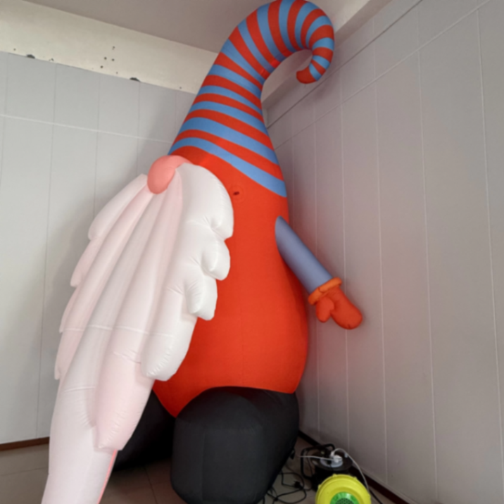 gnome de noël avec une barbe blanche et un bonnet qui cache ses yeux 