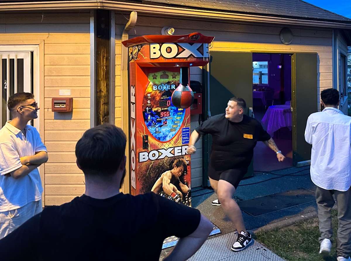 une foule d'étudiant devant la machine à coup de poing rouge