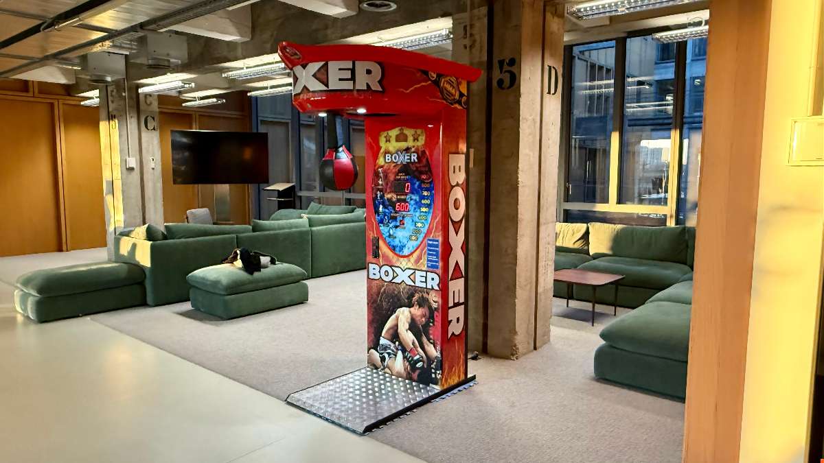 machine à coup de poing dans une salle de pause 