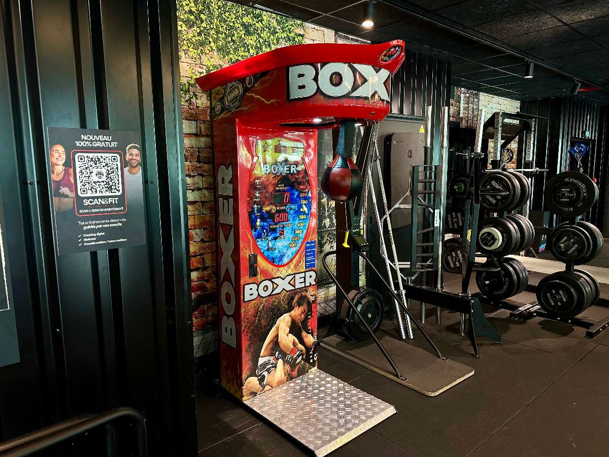 machine à coup de poing dans une salle de sport