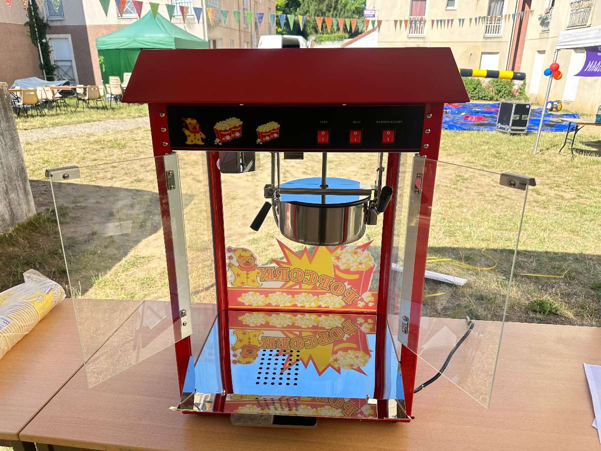 location d'une machine à pop corn rouge fête foraine vue de face avec les porte ouvertes