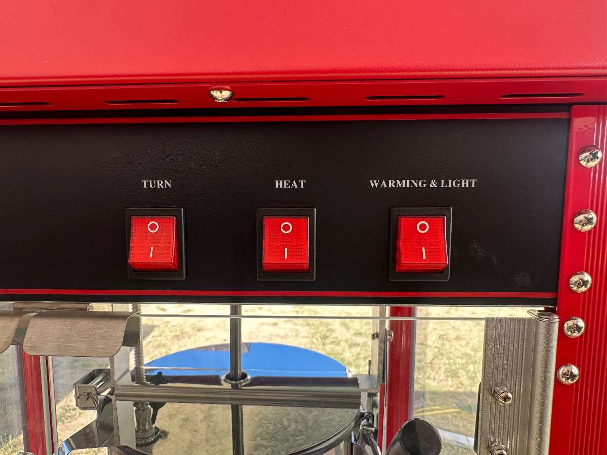 Trois interrupteur rouge ,pour chauffer la machine, pour faire tourner la spatule et le dernier c'est pour garder au chaud et la lumiere