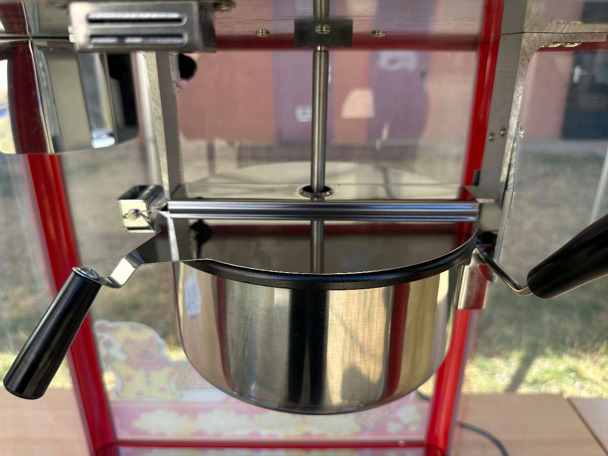 Casserole de la machine a pop corn avec le couvercle fermé