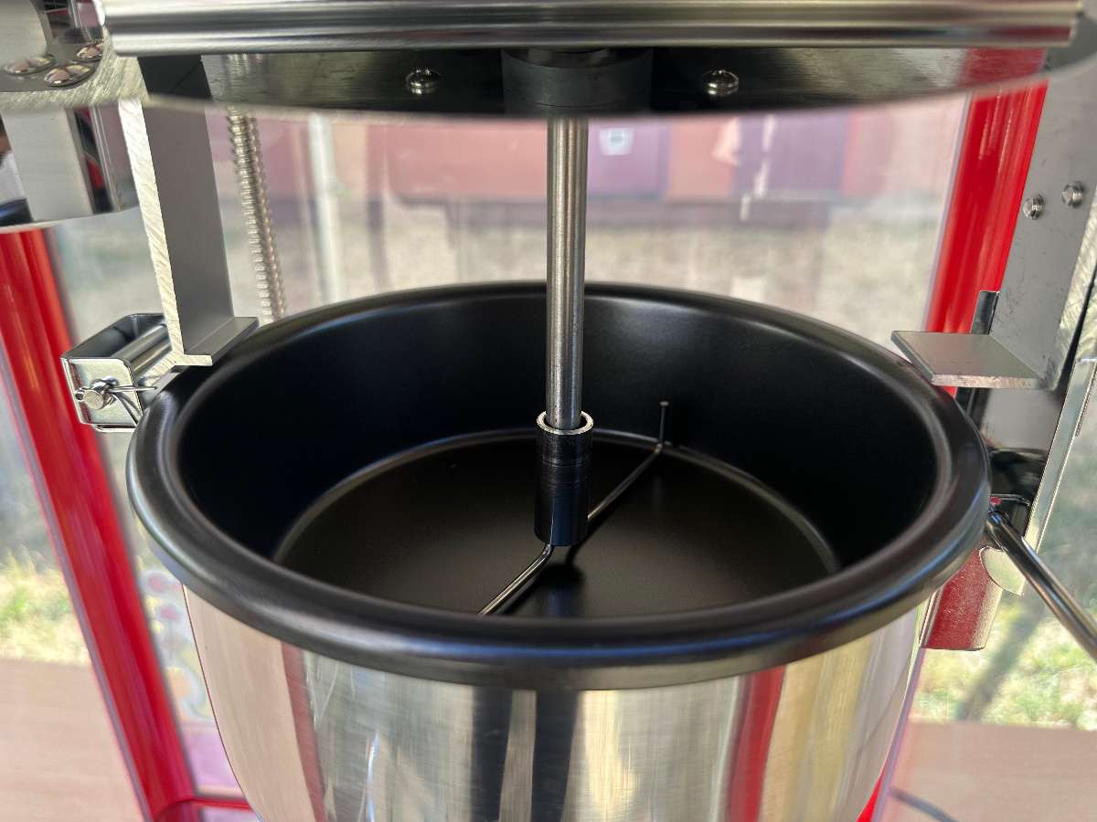 Casserole de la machine a pop corn avec le couvercle ouvert