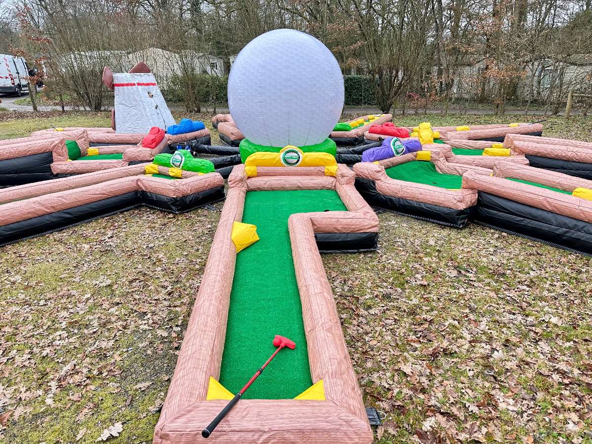 piste de mini golf avec un club en plastique rouge 