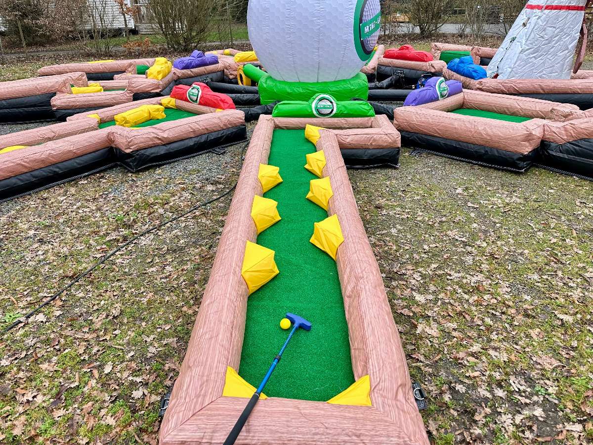 piste de mini golf avec un club en plastique bleu avec des obstacles jaune