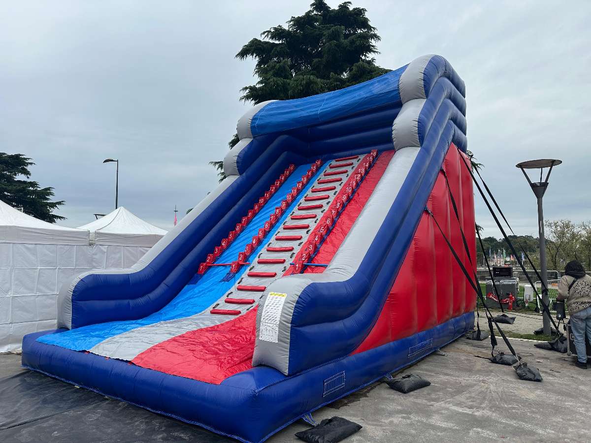 mur des champion interville gonflable bleu rouge et gris 