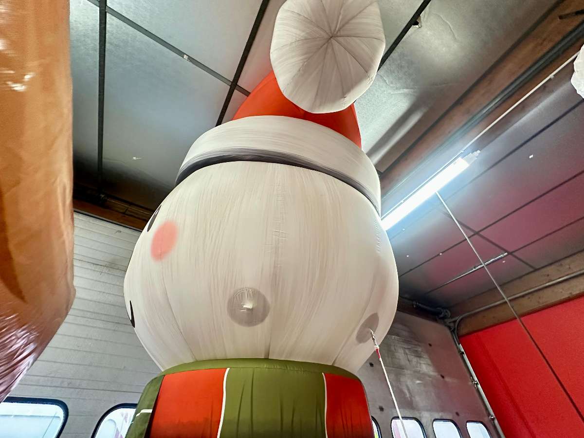 tête de la décoration du nounours géant gonflable de noël vue de coté