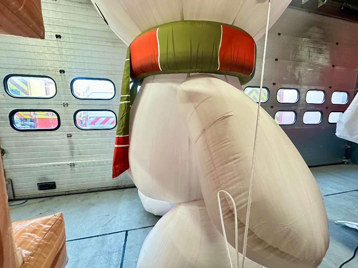 le corp de la décoration du nounours géant gonflable de noël vue de coté