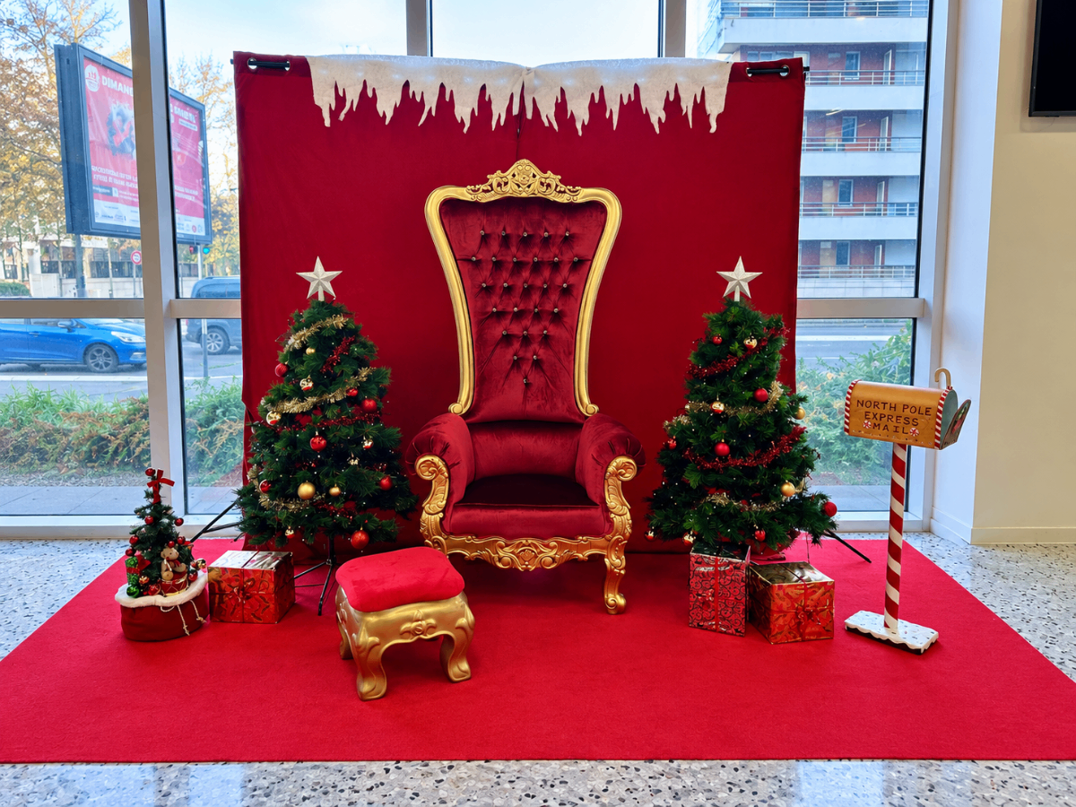 Pack décoration avec un tapis rouge un trône doré et rouge en velours des sapin decorés