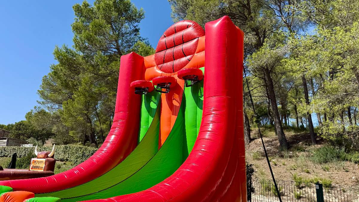 panier de basket coloré orange vert rouge vue de face 