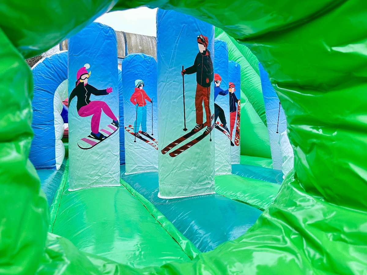 l'entrée de la structure par un tunnel menant a des obstacle verticaux gonflable avec des skieurs