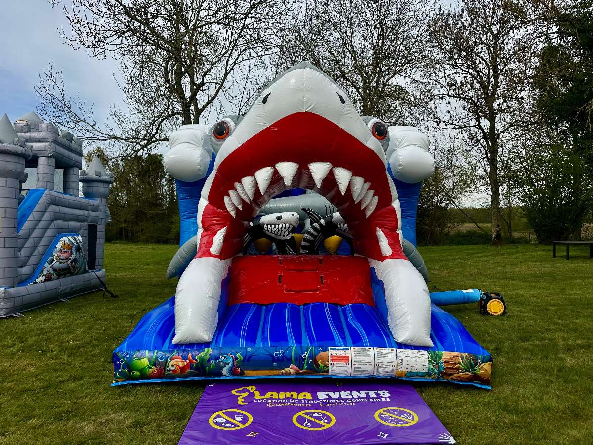 Vue de face du parcours d'obstacle requin gonflable avec ses dents blanches 