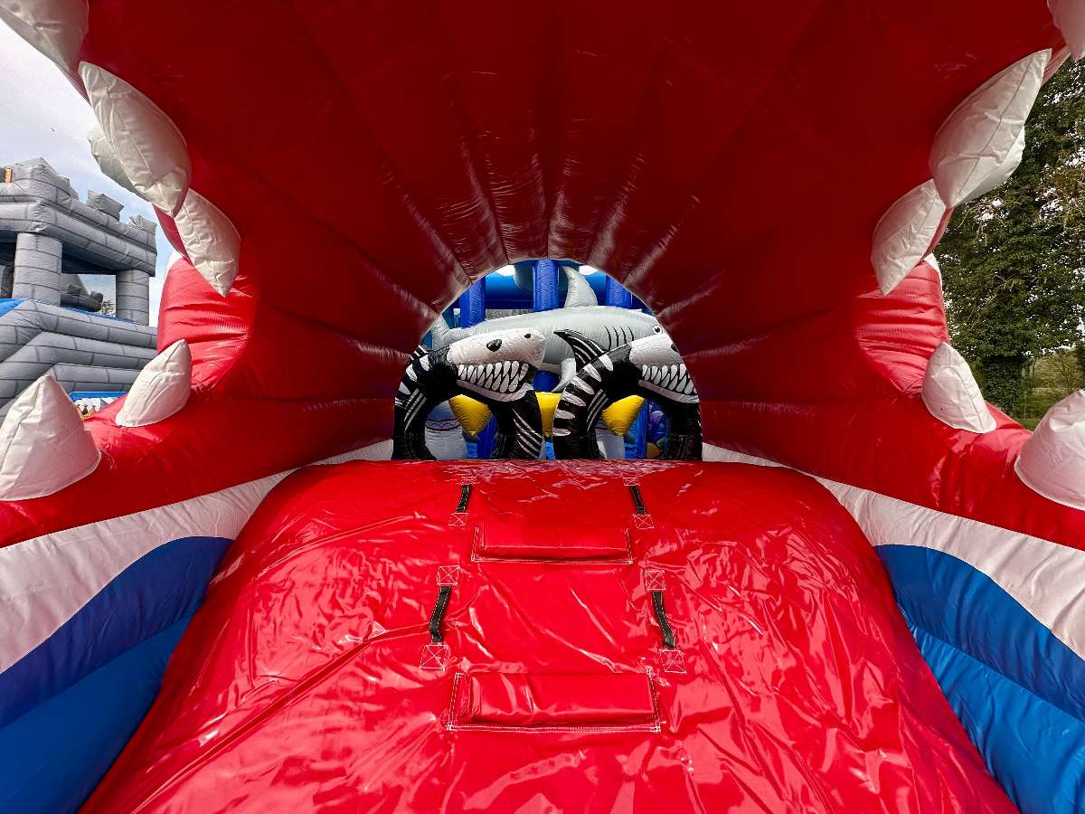 vue de l'entrée du parcours requin avec plusieurs marche