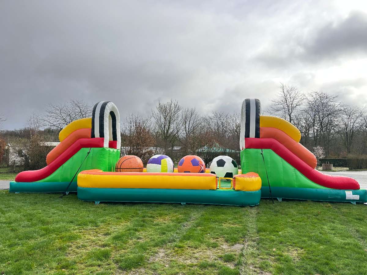 wipe out gonflable vue de profil avec 4 ballons géants