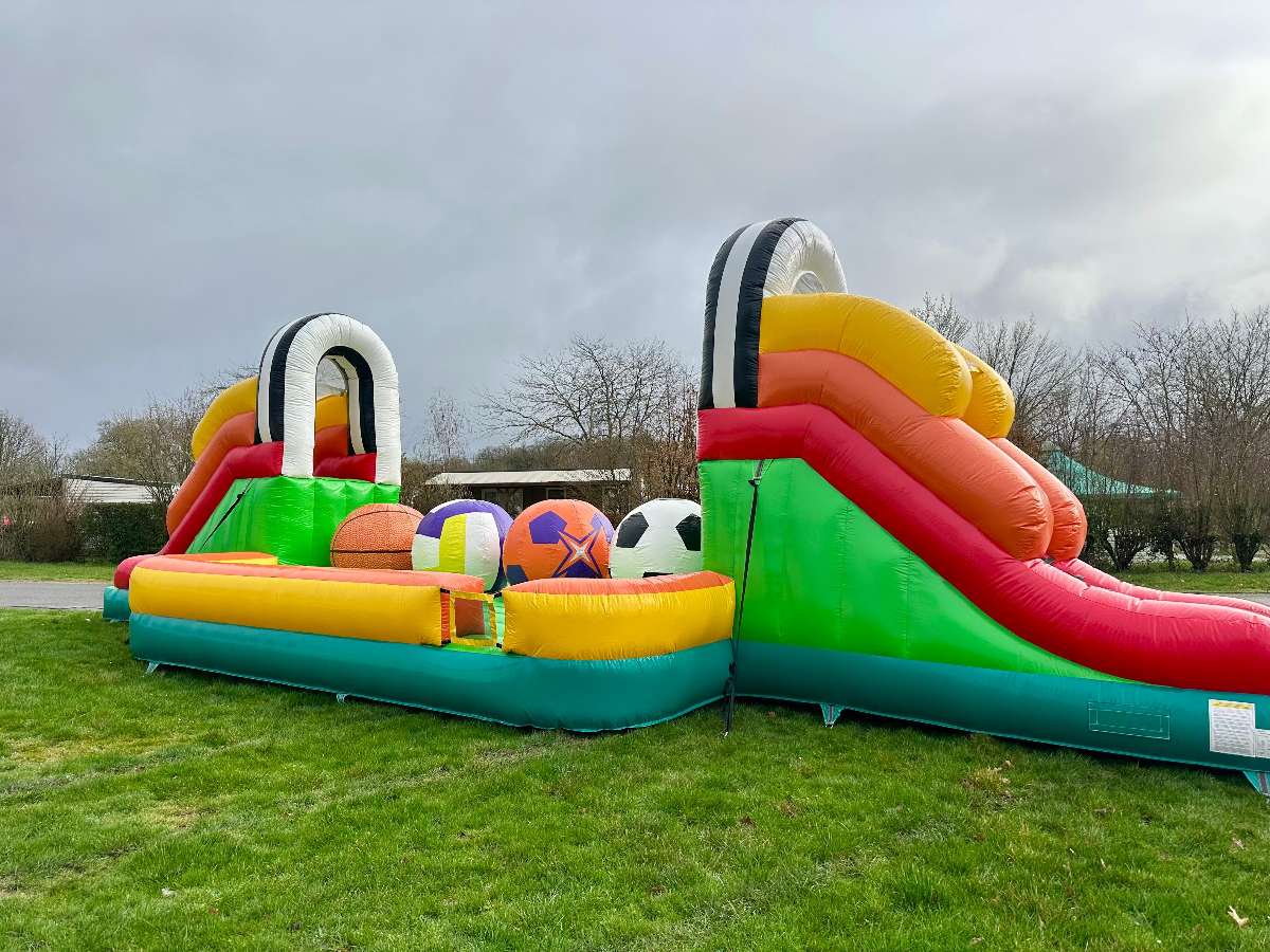 wipe out gonflable vue de profil avec 4 ballons géants