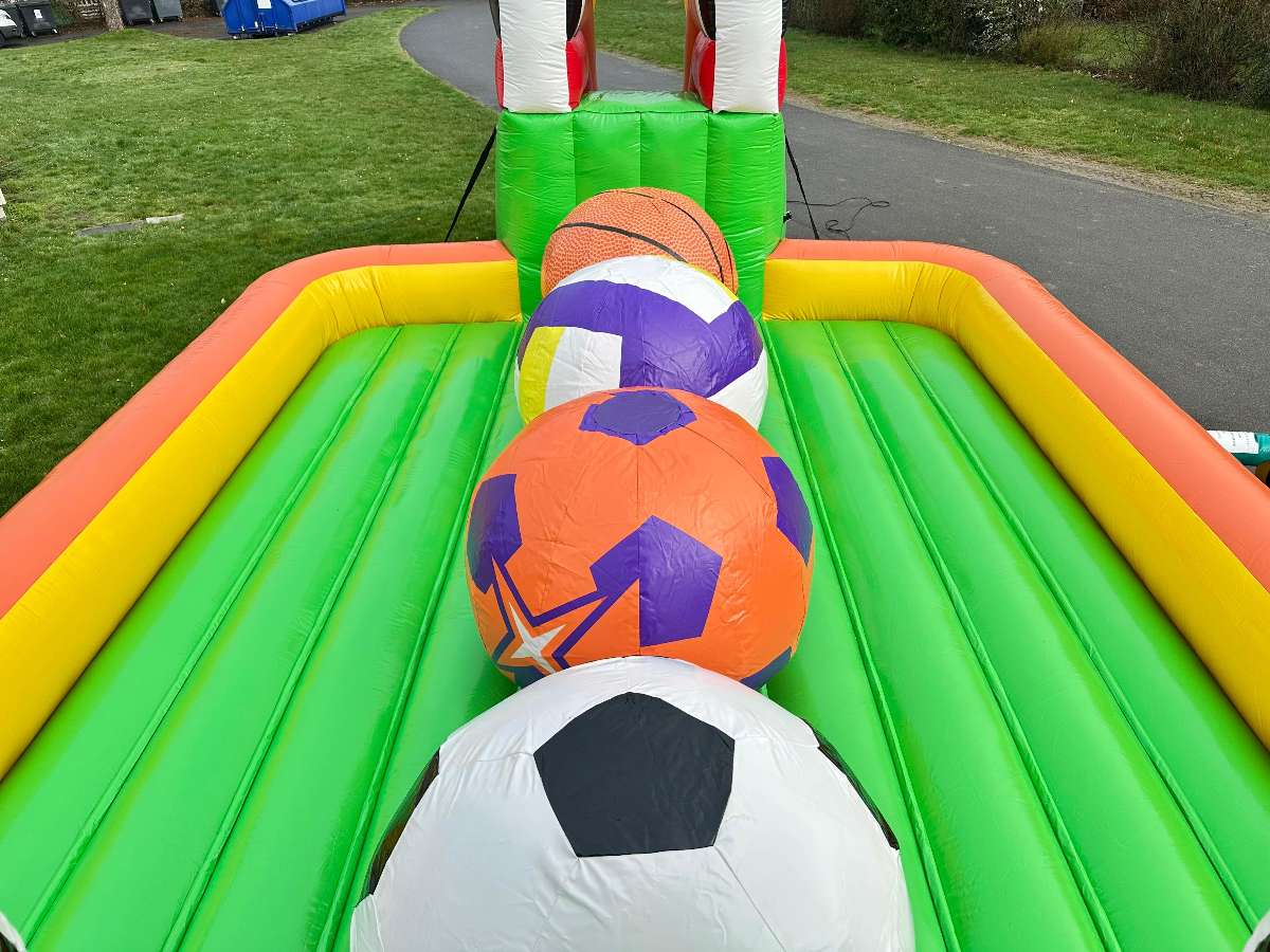 wipe out gonflable vue de haut  avec 4 ballons géants
