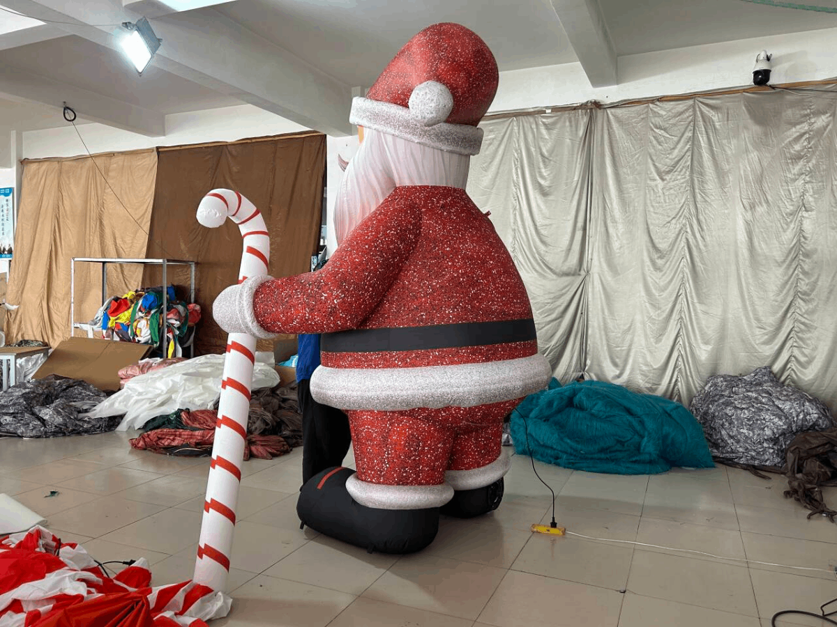 Père Noël Géant Gonflable  vue de dos