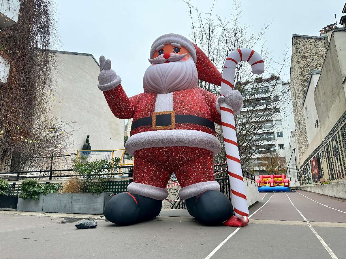 Père Noël Géant Gonflable avec plein de paillette vue d'en bas