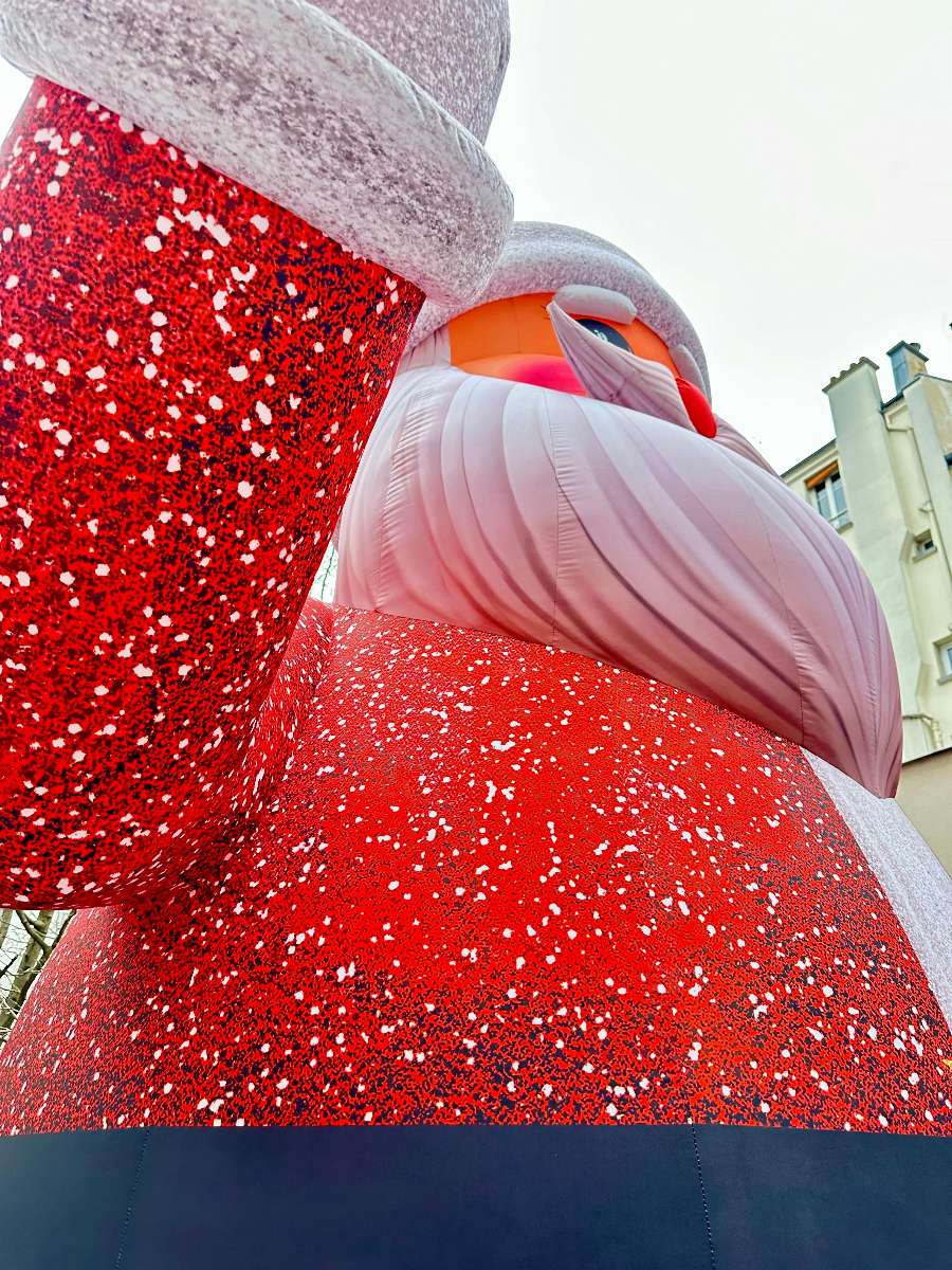 vue rapproché du père noël gonflable avec sa barbe blanche