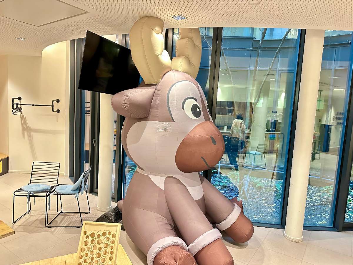 Renne de Noël Cartoon Gonflable 3m vue de profil marrons et gris 