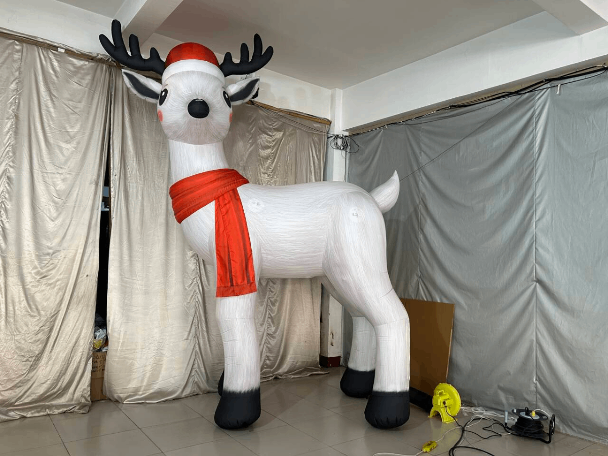 Renne du Père Noël Gonflable vue de face avec une écharpe rouge