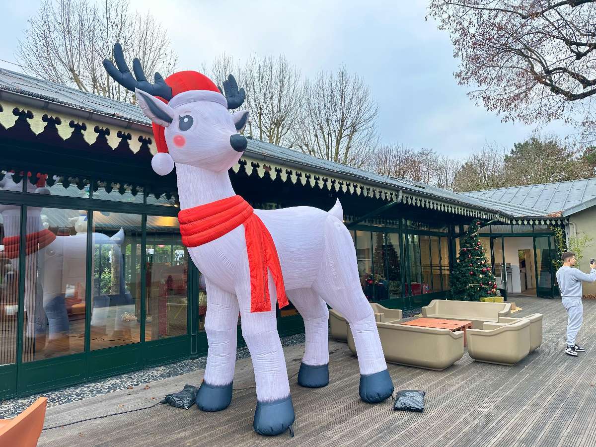 Décoration Renne du Père Noël Gonflable vue de coté sur une terrasse