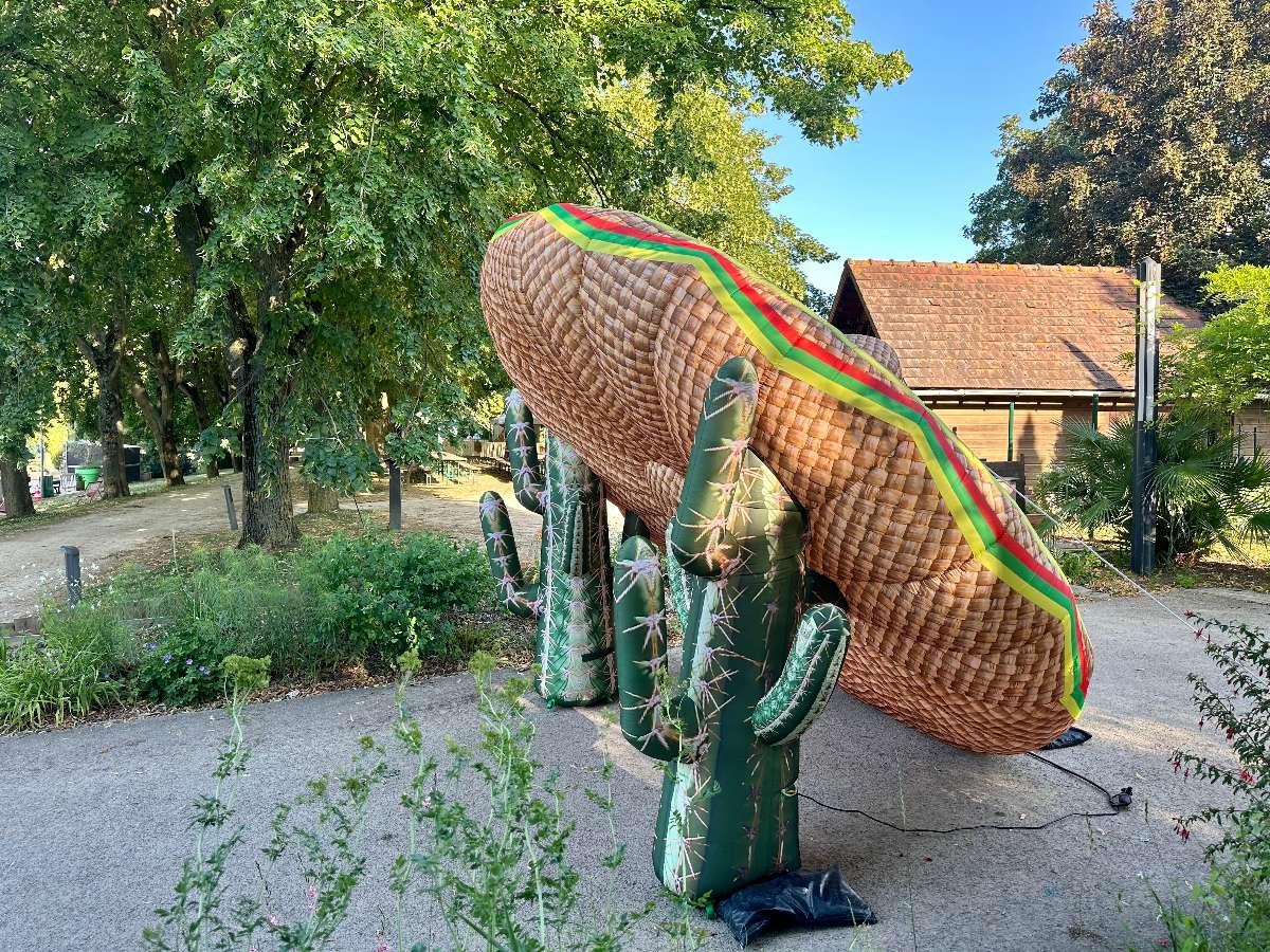 sombrero gonflable géant avec deux cactus vert vue de profil