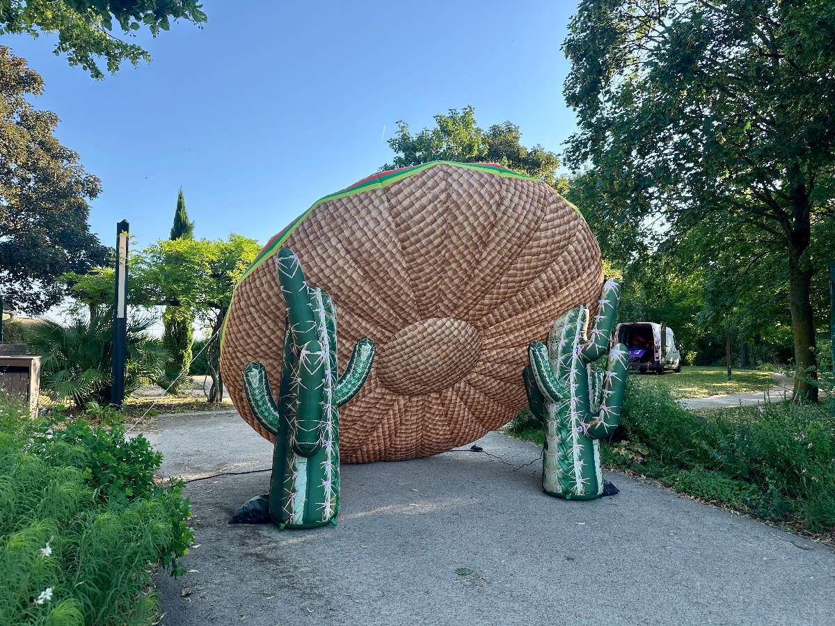 sombrero gonflable géant avec deux cactus vert dans un parc